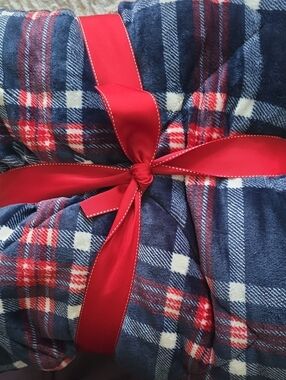NORTH POLE FAUX MINK TO SHERPA RED, BLUE, AND WHITE SOFT REVERSIBLE THROW